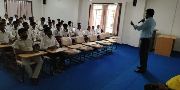 गढ़वा में जनता की पुकार: उपायुक्त दिनेश यादव ने जनता दरबार में सुनी समस्याएं, त्वरित समाधान के दिए आदेश!