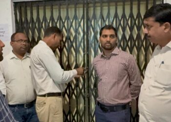 गढ़वा में EVM वेयरहाउस पर उपायुक्त की कड़ी नजर: सुरक्षा और पारदर्शिता सुनिश्चित, राजनीतिक दलों ने की तारीफ!