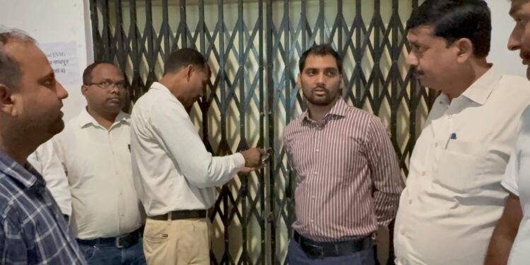गढ़वा में EVM वेयरहाउस पर उपायुक्त की कड़ी नजर: सुरक्षा और पारदर्शिता सुनिश्चित, राजनीतिक दलों ने की तारीफ!
