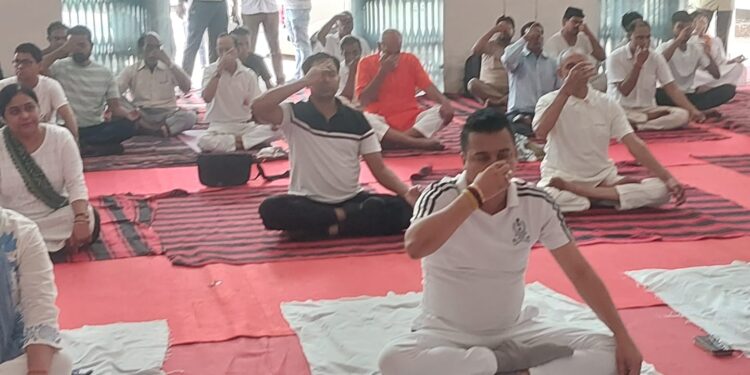रामगढ़ में योग की गूंज: 11वां अंतरराष्ट्रीय योग दिवस पर SP-SDO सहित जनता ने अपनाया भारत का प्राचीन मंत्र!