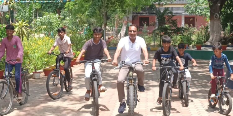 स्वस्थ भारत की साइकिल यात्रा: आरा कुजू में डीएवी स्कूल ने फिट इंडिया के तहत मचाया धमाल!