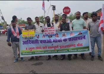 आदिवासी क्रांति की हुंकार: सिरमटोली रैंप और धार्मिक स्थलों की सुरक्षा के लिए कुजू में रांची-पटना मार्ग जाम!