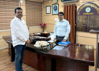 रामगढ़ में नई उम्मीद: राजद नेता संतोष यादव और उपायुक्त मुमताज की मुलाकात ने जगाई विकास की आस!