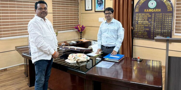 रामगढ़ में नई उम्मीद: राजद नेता संतोष यादव और उपायुक्त मुमताज की मुलाकात ने जगाई विकास की आस!