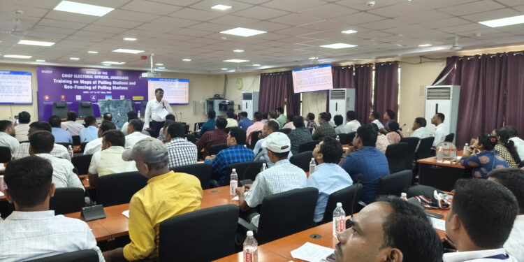 झारखंड में मतदान केंद्रों की डिजिटल क्रांति: मुख्य निर्वाचन पदाधिकारी ने शुरू की जियो फेंसिंग ट्रेनिंग!