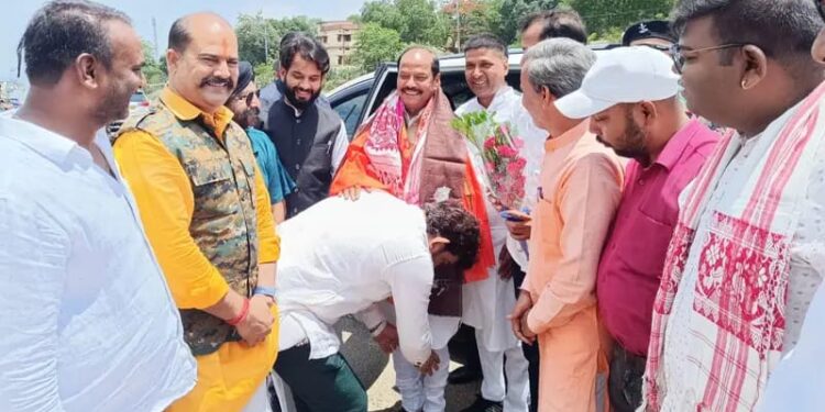 रामगढ़ में रघुवर दास का भव्य स्वागत: BJP कार्यकर्ताओं ने पूर्व CM को बांधा उत्साह का समां!