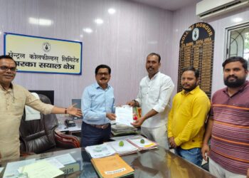 लपंगा की जनता की जीत: सांसद प्रतिनिधि राकेश सिन्हा और उपमुखिया ने CCL को सौंपा अनापत्ति प्रमाण पत्र!