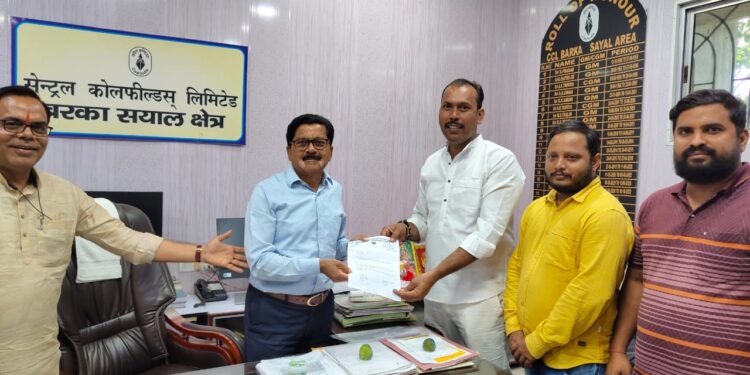 लपंगा की जनता की जीत: सांसद प्रतिनिधि राकेश सिन्हा और उपमुखिया ने CCL को सौंपा अनापत्ति प्रमाण पत्र!