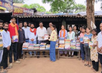 पढ़ाई का सपना साकार: रोशनलाल चौधरी ने भुरकुंडा में जरूरतमंद छात्रों को बांटे निःशुल्क किताबें!
