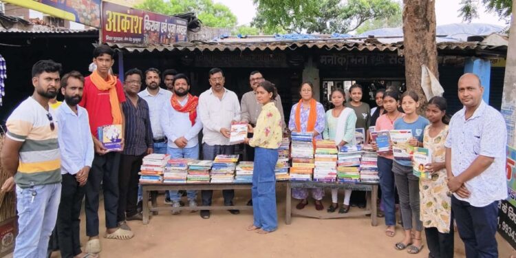 पढ़ाई का सपना साकार: रोशनलाल चौधरी ने भुरकुंडा में जरूरतमंद छात्रों को बांटे निःशुल्क किताबें!