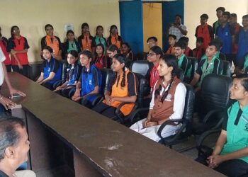 ज्ञान की रोशनी! इंटरैक्ट क्लब भुरकुंडा ने पंचायत भवन लाइब्रेरी के लिए शुरू किया मैगजीन अभियान!