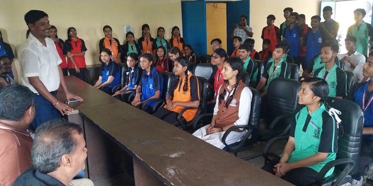 ज्ञान की रोशनी! इंटरैक्ट क्लब भुरकुंडा ने पंचायत भवन लाइब्रेरी के लिए शुरू किया मैगजीन अभियान!