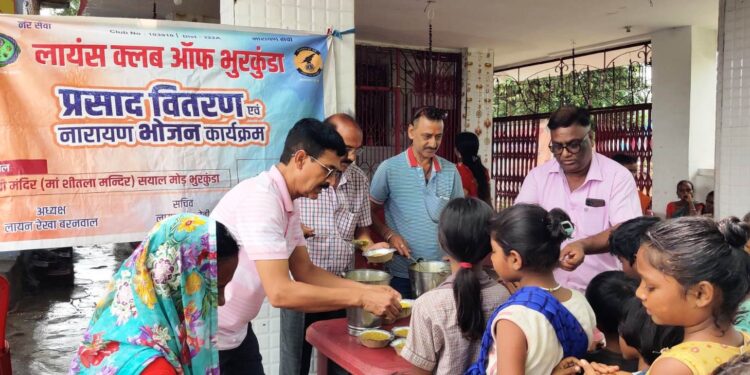 माँ शीतला देवी मंदिर में लायंस क्लब भुरकुंडा की नेक पहल! भव्य भंडारा, टीकाकरण और रक्तदान शिविर के साथ सामाजिक उत्थान!
