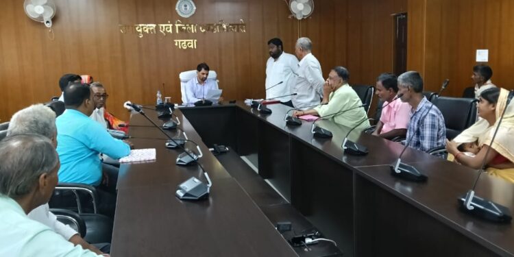 गढ़वा में जनता की पुकार! उपायुक्त दिनेश यादव ने जनता दरबार में सुनी समस्याएँ, त्वरित समाधान के दिए निर्देश!