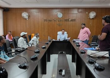 धनबाद में आसनबनी अतिक्रमण विवाद! सेल टासरा की 42 एकड़ जमीन पर ग्रामीणों का हंगामा, JCB से घर ढहाया!