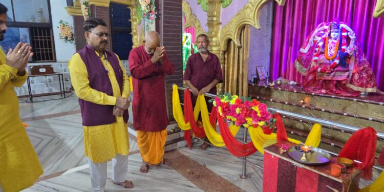 डीआईजी नौशाद आलम का सुदना शिव मंदिर में सजदा! सावन-मुहर्रम में एकता और भाईचारे का संदेश!