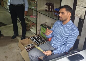 गढ़वा में शराब दुकानों पर उपायुक्त की सख्ती! सहिजना और डंडई में औचक निरीक्षण, पारदर्शिता के कड़े निर्देश!