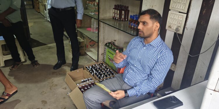 गढ़वा में शराब दुकानों पर उपायुक्त की सख्ती! सहिजना और डंडई में औचक निरीक्षण, पारदर्शिता के कड़े निर्देश!