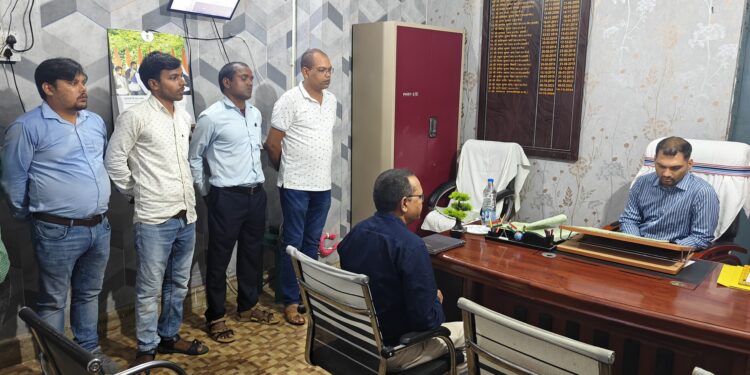 गढ़वा में लापरवाही पर उपायुक्त की सख्ती! डंडई प्रखंड-पंचायत भवनों का औचक निरीक्षण, कर्मियों को कार्रवाई की चेतावनी!