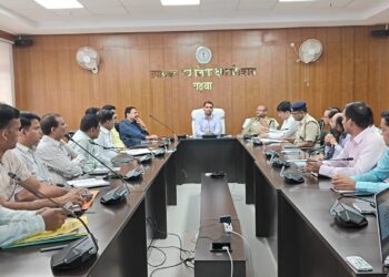 गढ़वा को स्वच्छ और सुंदर बनाने की मुहिम! उपायुक्त दिनेश यादव की बैठक में अतिक्रमणमुक्ति और सौंदर्यकरण के सख्त निर्देश!