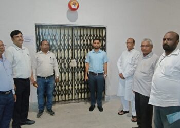 गढ़वा में EVM सुरक्षा पर पैनी नजर: उपायुक्त दिनेश यादव ने किया वेयरहाउस का गहन निरीक्षण!