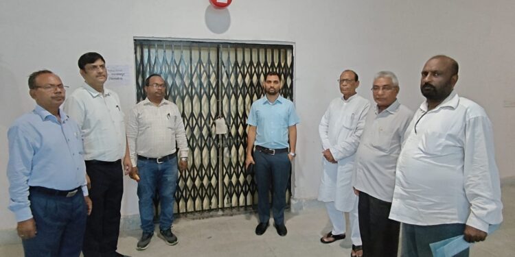 गढ़वा में EVM सुरक्षा पर पैनी नजर: उपायुक्त दिनेश यादव ने किया वेयरहाउस का गहन निरीक्षण!