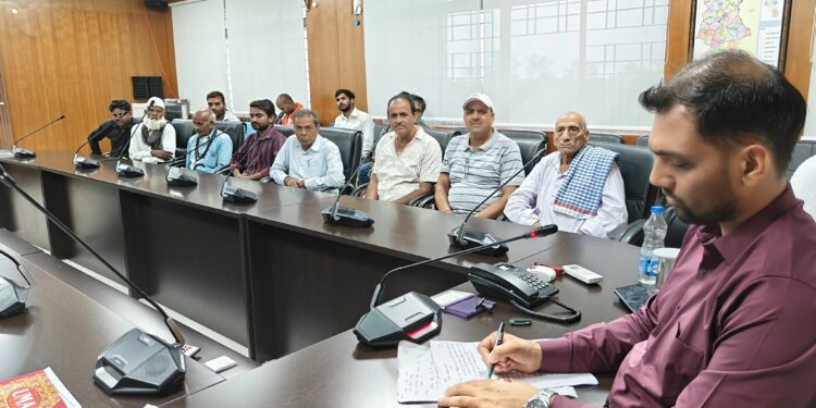 गढ़वा में जनता दरबार: उपायुक्त ने सुनीं समस्याएं, त्वरित समाधान का लिया संकल्प!