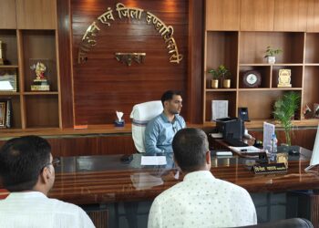 गढ़वा में डिजिटल क्रांति: प्रज्ञा केंद्रों की गुणवत्ता बढ़ाने के लिए उपायुक्त की ऑनलाइन समीक्षा!