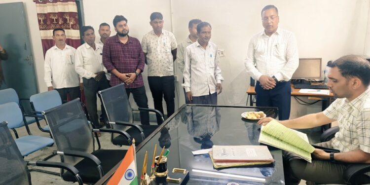 गढ़वा में प्रशासन की सख्ती: उपायुक्त दिनेश यादव ने मझिआंव और बिशुनपुरा में लिया कार्य संस्कृति का जायजा!
