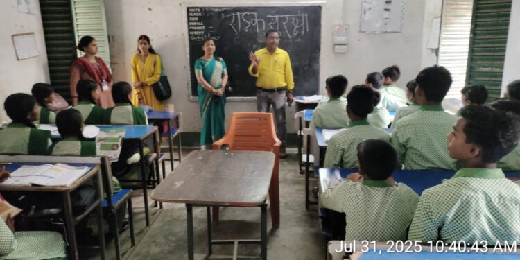 सड़क पर सुरक्षा, जीवन की रक्षा: गढ़वा में छात्रों को सिखाए गए यातायात नियमों के मंत्र!