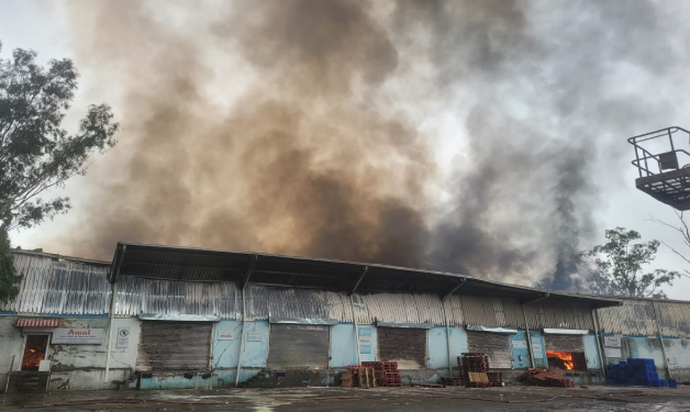 जमशेदपुर में अमूल प्लांट में भीषण आग! गोदाम जलकर खाक, लाखों का सामान नष्ट, करोड़ों का नुकसान!