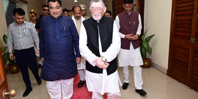 झारखंड को विकास की नई उड़ान! केंद्रीय मंत्री नितिन गडकरी ने राज्यपाल संतोष गंगवार से की शिष्टाचार भेंट, फ्लाईओवर और बाइपास की सौगात!