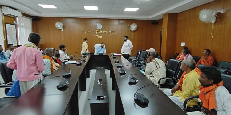 गढ़वा में जनता की आवाज! उपायुक्त दिनेश यादव ने जनता दरबार में सुनी शिकायतें, त्वरित कार्रवाई के दिए निर्देश!