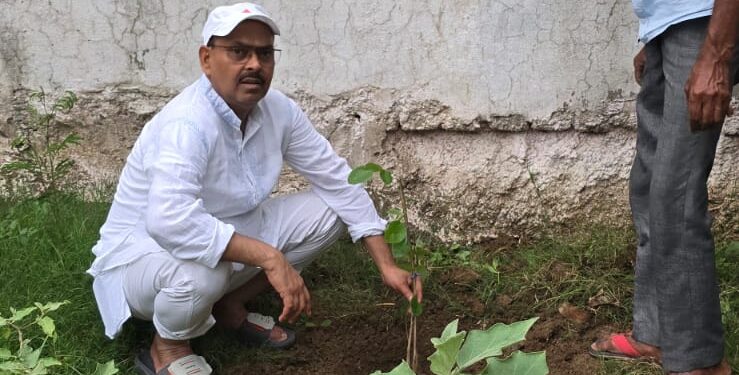 पलामू में हरियाली की पहल! डीआईजी नौशाद आलम का थानों को हरा-भरा और स्वच्छ बनाने का आह्वान!