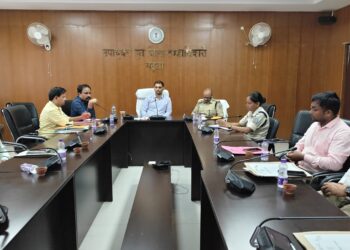 गढ़वा में शराब दुकानों की नई रणनीति! उपायुक्त दिनेश यादव की बैठक में 2025-26 के लिए 37 कम्पोजिट दुकानों का प्रस्ताव!