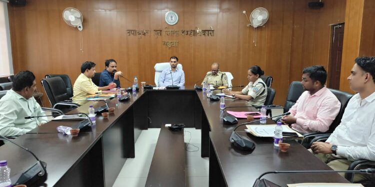 गढ़वा में शराब दुकानों की नई रणनीति! उपायुक्त दिनेश यादव की बैठक में 2025-26 के लिए 37 कम्पोजिट दुकानों का प्रस्ताव!