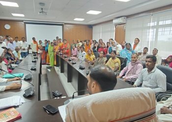 गढ़वा में जनता की पुकार: उपायुक्त दिनेश यादव ने जनता दरबार में सुनीं 60+ समस्याएं, त्वरित कार्रवाई का वादा!