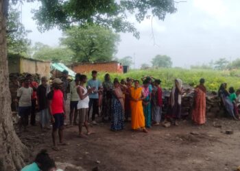 सिरका कोलियरी में आदिवासी परिवारों का हल्ला बोल: CCL के नोटिस के खिलाफ चानक बस्ती में उबाल!