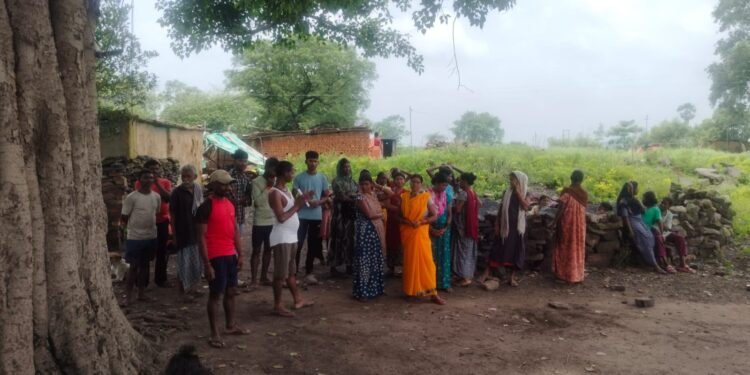 सिरका कोलियरी में आदिवासी परिवारों का हल्ला बोल: CCL के नोटिस के खिलाफ चानक बस्ती में उबाल!