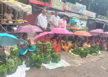 बरसात में राहत: रामगढ़ में विप्र फाउंडेशन ने जरूरतमंदों को बांटे 50 छाते!