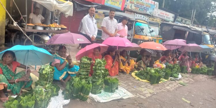 बरसात में राहत: रामगढ़ में विप्र फाउंडेशन ने जरूरतमंदों को बांटे 50 छाते!