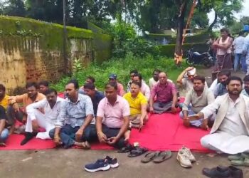 रामगढ़ में बवाल: हिंदू जागरण मंच के राजेश सिन्हा की गिरफ्तारी, विधायक के नेतृत्व में धरना!