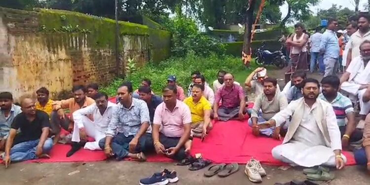 रामगढ़ में बवाल: हिंदू जागरण मंच के राजेश सिन्हा की गिरफ्तारी, विधायक के नेतृत्व में धरना!