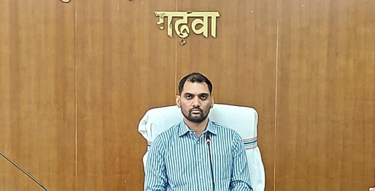 गढ़वा में अबुआ आवास योजना में गड़बड़ी पर बड़ी कार्रवाई: पंचायत सचिव निलंबित, प्रखंड समन्वयक बर्खास्त!