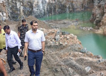 गढ़वा में खनन पर सख्त नजर: उपायुक्त दिनेश यादव ने दी पारदर्शिता और नियमों की कड़ी चेतावनी!
