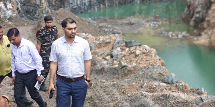 गढ़वा में खनन पर सख्त नजर: उपायुक्त दिनेश यादव ने दी पारदर्शिता और नियमों की कड़ी चेतावनी!