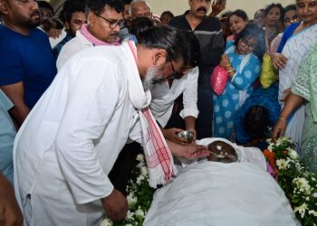 ‘दिशोम गुरु’ शिबू सोरेन की अंतिम विदाई: नेमरा में राजकीय सम्मान के साथ पंचतत्व में विलीन, हेमंत सोरेन ने दी मुखाग्नि!