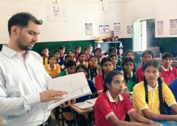 गढ़वा में शिक्षा की गुणवत्ता पर डीसी की पैनी नजर: तीनों CM स्कूल ऑफ एक्सीलेंस का औचक निरीक्षण, दिए सख्त निर्देश!