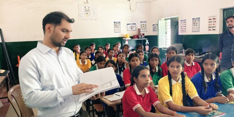 गढ़वा में शिक्षा की गुणवत्ता पर डीसी की पैनी नजर: तीनों CM स्कूल ऑफ एक्सीलेंस का औचक निरीक्षण, दिए सख्त निर्देश!