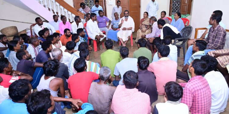 नेमरा में भावुक संवाद: हेमंत सोरेन ने ग्रामीणों संग की ‘तीन नहान, दस कर्म’ की परंपराओं पर चर्चा, ‘दिशोम गुरु’ को दी श्रद्धांजलि!